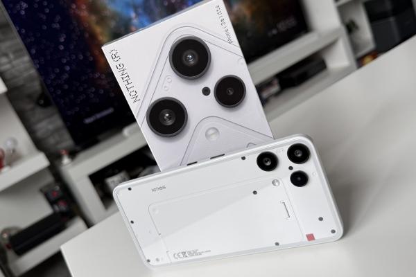 Nothing Phone (3a) Lite Unboxing: avem şi Nothing ieftin, cu buton AI, Glyph mic dar prezent