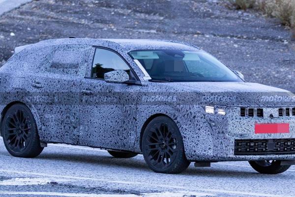 Dacia C-Neo apare în primele fotografii spion; Hatchback-ul compact va fi produs în România din 2026