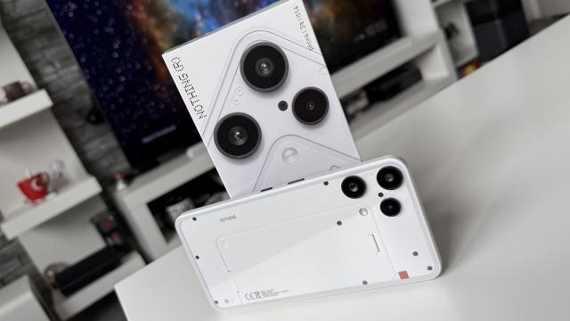 <b>Nothing Phone (3a) Lite Unboxing: avem şi Nothing ieftin, cu buton AI, Glyph mic dar prezent</b>Când am dat cu ochii de Nothing Phone (3a) Lite am văzut imediat şi meme-urile cu el: partea din spate, cea transparenta pare a acoperi un soi de... capac pentru baterii. Au apărut randari, lumea s-a amuzat, am trecut peste. Nothing şi-a propus să aducă