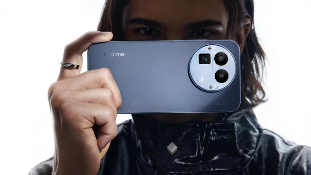 <b>Preț și disponibilitate realme GT 8 Pro în România (1000 lei discount la precomandă)</b>Parcă mai rapid decât ne-am fi așteptat, realme GT 8 Pro a ajuns oficial în România, fiind disponibil la precomandă începând de azi, 24 noiembrie. E un flagship special prin prisma modulului foto ce poate fi personalizat. Are procesor de top sub capotă