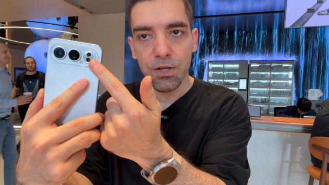 <b>Video hands-on HONOR 500 Pro: Am pus mâna pe noul hit chiar în țara de origine, cu baterie de 8000 mAh și o talie de sub 8 mm</b>Recent au debutat în China cele mai noi telefoane din portofoliul HONOR, sub seria HONOR 500. Avem o variantă de bază sub această serie, dar și una Pro pe care am avut șansa să o „butonăm” în primieră, chiar în țara de origine - China. Ce a ieșit?