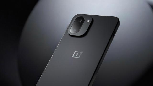 <b>OnePlus 15R rulează jocuri la 165 Hz; Vine cu procesor Snapdragon 8 Gen 5 și kernel dedicat pentru gaming</b>OnePlus a început promovarea modelului Ace 6T, cel ce va fi lansat la nivel internațional drept OnePlus 15R. Vorbim chiar despre o premieră aici, urmând a fi primul telefon din lume ce integrează noul procesor Snapdragon 8 Gen 5 sub capotă