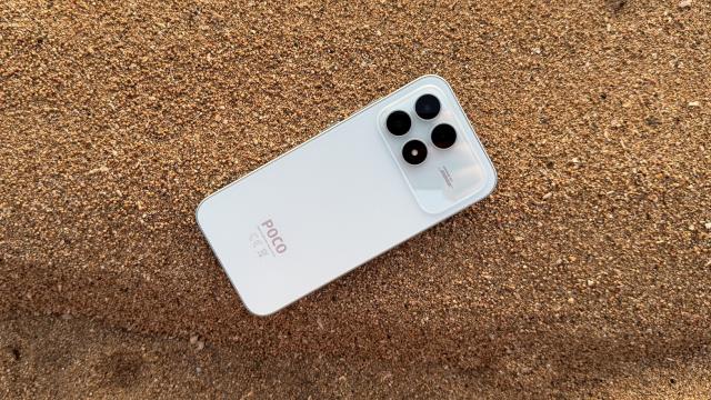 <b>POCO F8 Pro: Design premium cu sticlă și metal, atent finisat și abordare glossy-mat</b>POCO F8 Pro a ajuns la mine pe varianta albastră, dar mai există și modelul Titanium Silver (argintiu), respectiv Black (negru) pentru cei care preferă minimalismul, ceva clasic. În alte regiuni există și un model violet și regret 