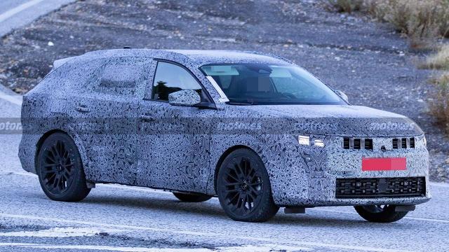 <b>Dacia C-Neo apare în primele fotografii spion; Hatchback-ul compact va fi produs în România din 2026</b>Am mai auzit pe parcursul anului despre așa-zisul model C-Neo de la Dacia. Ei bine, pare că a intrat în fază de testare, fotografii cu acest model camuflat ajungând online recent. Aflăm că mașina va fi fabricată în România și va intra în producție în 2026