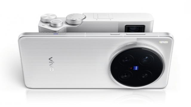 <b>vivo X300 Ultra va avea o baterie de 7000mAh; Lansare globală așteptată în primăvara lui 2026</b>vivo X300 Ultra, viitorul vârf de gamă al seriei X300, vine cu o baterie generoasă, de 7000 mAh, conform celor mai recente zvonuri ajunse online. E un upgrade fața de unitatea de 6000 mAh aflată sub capota variantei precedente, X200 Ultra