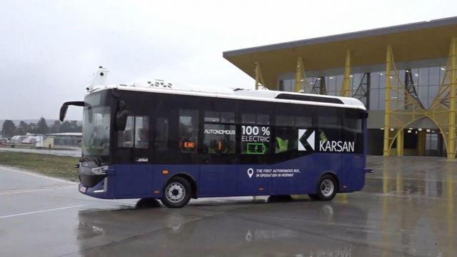 <b>Premieră națională pe aeroportul din Cluj: Primul autobuz electric autonom testat în România</b>Cluj-Napoca bifează o premieră națională: aeroportul „Avram Iancu” testează primul autobuz autonom din România. Vorbim despre un vehicul electric care se deplasează fără intervenția directă a unui șofer. Deși în test a fost prezent un conducător uman