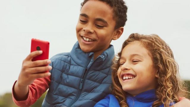 <b>Copiii tăi sunt protejaţi de reţelele de socializare cu acest telefon nou: XPLORAONE de la HMD</b>HMD şi-a luat un fel de misiune în ultimii 2 ani, aceea de a îi proteja pe cei mai vulnerabili dintre noi, pe copii şi adolescenţi de efectele negative ale tehnologiei moderne. Cu accentul pe abuzul de screen time şi reţele de socializare. O dovedeşte