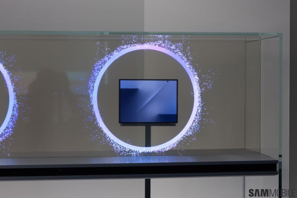 Samsung pregătește lansarea primului său telefon tri-fold; Galaxy Z TriFold poate fi deja rezervat în unele magazinele fizice