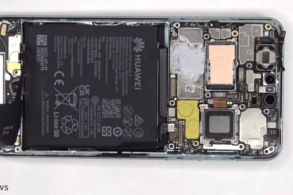 Huawei Mate 60 Pro are "componente care nu ar trebui să fie acolo"; Se pare că e şi greu de reparat (Video)