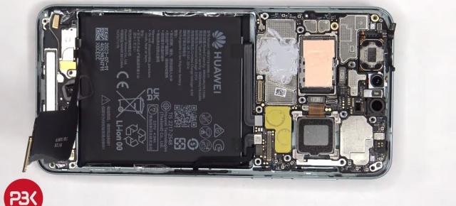 Huawei Mate 60 Pro are "componente care nu ar trebui să fie acolo"; Se pare că e şi greu de reparat (Video)