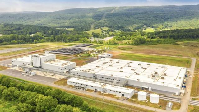 <b>Nokian Tyres construiește la Oradea o fabrică unică în lume; Câte locuri de muncă sunt create?</b>Finlandezii de la Nokian Tyres au făcut o investiţie majoră într-o fabrică aparte construită pe centura oraşului Oradea. Producătorul anvelope auto construieşte aici prima fabrică de cauciucuri auto din lume care are zero emisii

