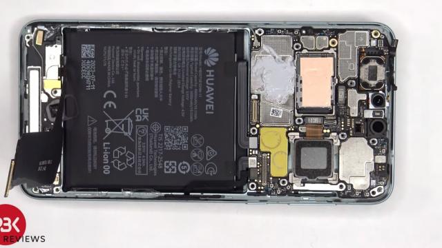 <b>Huawei Mate 60 Pro are "componente care nu ar trebui să fie acolo"; Se pare că e şi greu de reparat (Video)</b>Huawei Mate 60 Pro ar putea fi doar un alt telefon flagship de toamnă, dar a ajuns subiect de discuţie printre politicienii de la Washington. De ce? Pentru că include un procesor 5G Huawei de 7 nm care nu ar trebui să existe. Iar acum 
