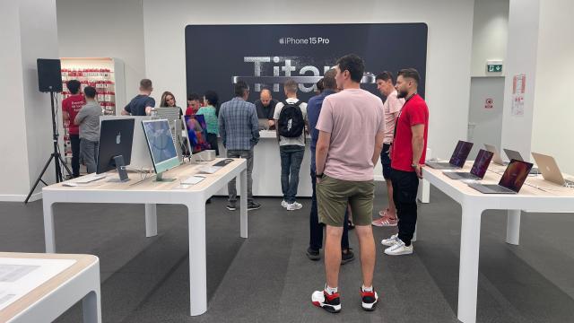<b>iStyle lansează în România noua serie iPhone 15, disponibilă de astăzi la vânzare în magazine; Avem și un spot promo produs local</b>Data de 22 septembrie 2023 a fost bifată în calendar de către fanii Apple drept ziua lansării comerciale a lui iPhone 15. Dis-de-dimineață au început a fi onorate precomenzile local și de către cei de la iStyle care au ținut să organizeze 