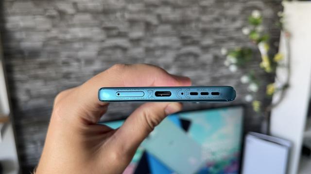 <b>Motorola Edge 40 Neo: Conectivitate cu Bluetooh şi Wi-Fi fresh</b>Motorola Edge 40 Neo are suport pentru toate tipurile de conectivitate pe care vi le puteţi imagina, cele utile, populare, standardizate. Mă refer la 5G, mă refer la Wi-Fi 6, ba chiar Wi-Fi 6e. Trece chiar la noul Bluetooth 5.4