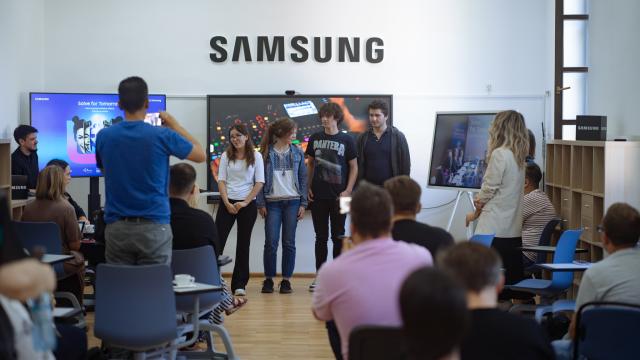 <b>Competiția Samsung Solve For Tomorrow ajunge la ediția cu numărul 3, adresată liceenilor cu idei mărețe ce schimbă comunitatea</b>Clopoțelul a sunat din nou astăzi pentru noi și ne-am regăsit în băncile unei săli de clasă, asta pentru că Samsung România ne-a invitat să luăm parte la un eveniment de presă cu accent pe educație, cel asociat lansării ediției cu numărul 3