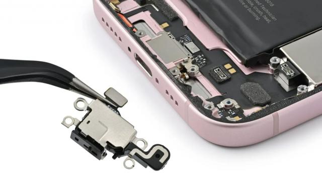 <b>iPhone 15 Pro e în acelaşi timp mai uşor şi mai greu de reparat decât predecesorii; Iată disecţia sa (Video)</b>Uşurinţa de reparare nu a fost niciodată un atribut uşor de atins pentru Apple, iar seria iPhone 15 nu face excepţie. Pe de altă parte s-a rezolvat un neajuns legat de panoul din spate al lui iPhone 15 Pro, aşa cum aflaţi din disecţia