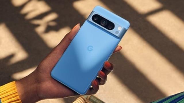 <b>Google Pixel 8 și 8 Pro apar în imagini promoționale oficiale înainte de debutul din 4 octombrie</b>Ieri am avut parte de un leak imens legat de flagship-urile din seria Pixel 8 de la Google. Deși telefoanele vor fi prezentate oficial abia pe 4 octombrie, specificațiile lor au fost dezvăluite, designul a fost confirmat și am aflat detalii cu privire