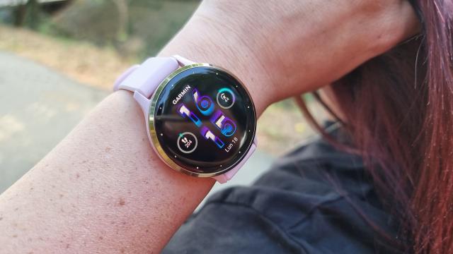 <b>Prezentare Garmin Venu 3s - Smartwatch-ul ușor și elegant care te va ajuta să urmezi un stil de viață sănătos</b>Alături de Garmin Venu 3, pe masa mea de teste a sosit în urmă cu câteva zile și varianta de 41mm pe o nuanță ce face trimitere spre publicul feminin (roz). Deși vorbim despre aceeași serie, acest model se vinde sub numele de Garmin Venu 3s
