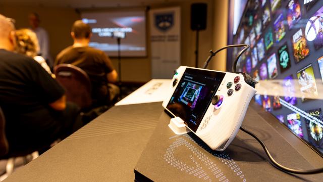 <b>Ești liceean și îți plac jocurile video? ASUS dă startul competiției ROG High-School Challenge 2023-2024, cu FC 24 jucat pe ROG Ally și premii pe măsură</b>Pe data de 28 septembrie 2023 cei de la ASUS ne-au invitat spre a lua parte la un eveniment de presă mai special, conferință în cadrul căreia celebra companie a anunțat competiția ROG High-School Challenge. Vorbim despre un turneu 