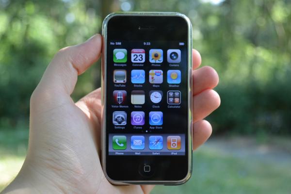 RETRO REVIEW iPhone 1 (2G): începutul poveştii iPhone şi al unui deceniu de telefoane cu adevărat deştepte
