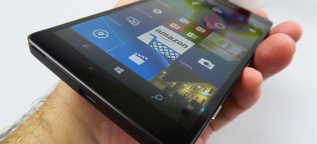 Microsoft Lumia 950 XL: Baterie modestă, încărcabilă wireless totuşi