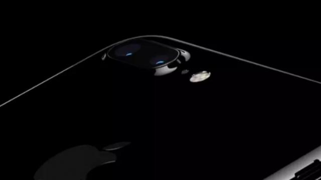 <b>Apple dezvăluie informații despre iPhone 7 pe Twitter; vine cu certificare IPx7 de rezistență la apă, cu difuzoare stereo și în noi variante de culoare</b>Prin intermediul contului oficial de Twitter, Apple dezvăluie informații despre iPhone 7 chiar cu câteva momente înainte de anunțul pregătit pentru această seară. În vreme ce pe scenă este prezentat Apple Watch Series 2, aflăm că noul smartphone va aduce