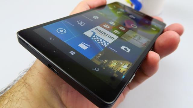 <b>Microsoft Lumia 950 XL: Baterie modestă, încărcabilă wireless totuşi</b>O baterie de 3340 mAh sună bine pe un telefon cu diagonală de 5.7 inch, deşi am tot văzut în ultima vreme handset-uri din China cu ecrane de 5 sau 5.5 inch şi baterii de 4000 mAh, deci se mai poate umbla la capacitate. În fine, avem o unitate..