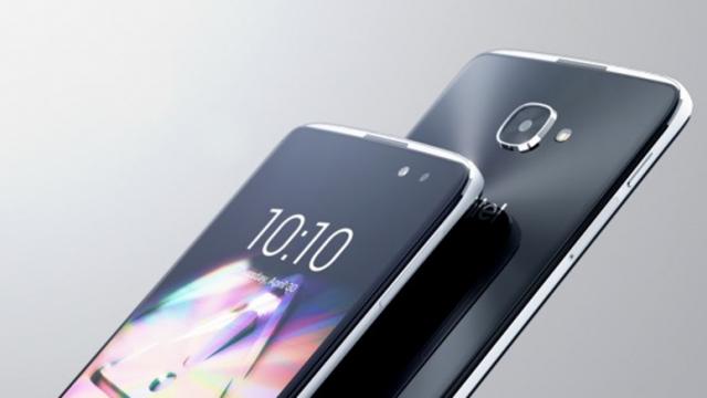 <b>Alcatel Idol 4 Pro apare în fotografii reale; phablet Windows 10 Mobile cu 4 GB RAM și procesor SD820</b>În urmă cu câteva luni, mai precis în martie - apăreau și detalii despre existența unui nou smartphone Alcatel ce rula sistemul de operare Windows 10 Mobile. Este vorba despre Alcatel Idol 4 Pro - terminal pe care îl vedem astăzi într-o serie de fotografi