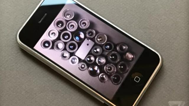<b>Cea mai trăznită comparaţie a zilei: iPhone 7 Plus versus primul iPhone - duelul camerelor</b>După ce ne-am delectat cu imagini foarte arătoase realizate de către camera duală a lui iPhone 7 Plus, este vremea să ne îndreptăm atenția către o primă comparație foto. Vă atenționăm din start că este vorba despre un comparativ mai trăznit, unul ce îl