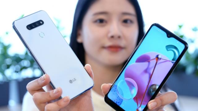 <b>LG Q51 este telefon nou, cu cameră triplă în spate și display FullVision de 6.5 inch</b>LG tocmai a anunţat un nou smartphone, un model accesibil, cu ecran de 6.5 inch. Se remarcă prin camera triplă din spate şi designul clasic LG, aşa cum vedeţi mai jos. Terminalul a debutat în
