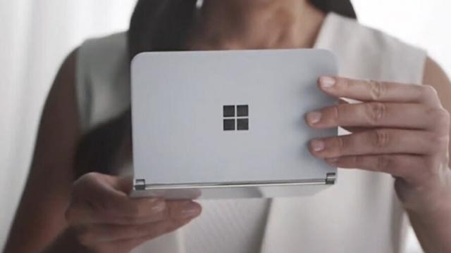 <b>Microsoft Surface Duo va sosi mult mai devreme decât ne aşteptam; Ar fi gata chiar la vară</b>După scăpările recente ale lui Microsoft Surface Duo începusem să intuim că terminalul va debuta mai devreme decât "Crăciun 2020", aşa cum ni se promisese. Acum Microsoft a mutat debutul terminalului 