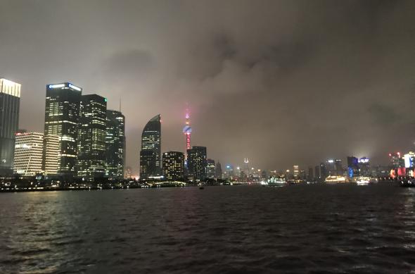 Seara am avut ocazia să mergem cu barca pe râul Huangpu, cel care separă Shanghai-ul în două: city-31.jpg
