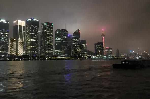 Seara am avut ocazia să mergem cu barca pe râul Huangpu, cel care separă Shanghai-ul în două: city-35.jpg