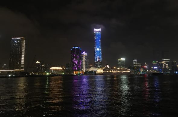 Seara am avut ocazia să mergem cu barca pe râul Huangpu, cel care separă Shanghai-ul în două: city-54.jpg