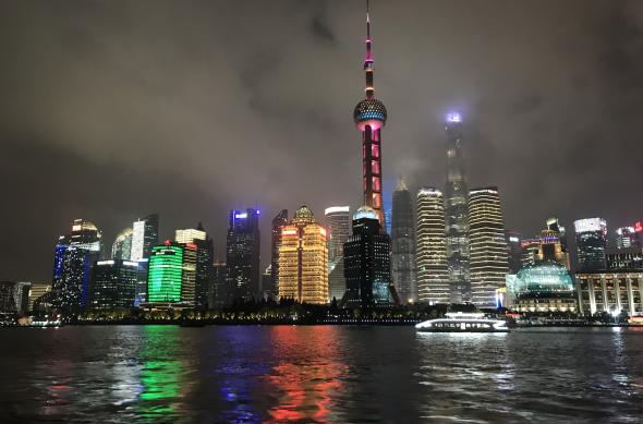 Seara am avut ocazia să mergem cu barca pe râul Huangpu, cel care separă Shanghai-ul în două: city-45.jpg
