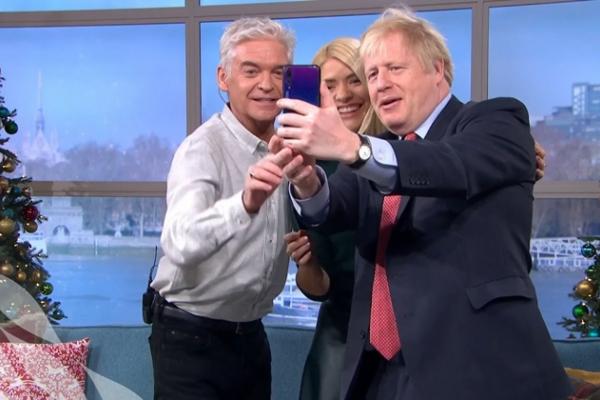 Boris Johnson, prim-ministrul britanic, a fost surprins făcând selfie cu un telefon Huawei P20 Pro