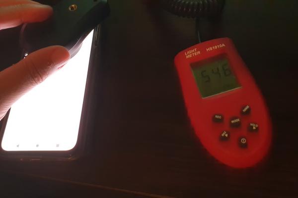 Luminozitate display Motorola One Zoom și ecran văzut la microscop