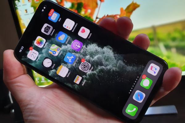 Apple iPhone 11 Pro Max: Design cu greutate, dar la un sfert de kil' nu mai e fun!