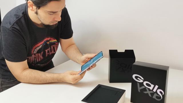 <b>Samsung Galaxy Fold Unboxing: revenirea pliabilului, corectat şi mai ieftin pe plan local decât mă aşteptam (Video)</b>Vreau să începe acest material cu un mea culpa: pe parcursul recenziei şi unboxing-ului lui Samsung Galaxy Fold, am tot repetat că va avea preţ de aproximativ 12.000 de lei. Se pare că m-am înşelat şi de fapt e ceva mai 