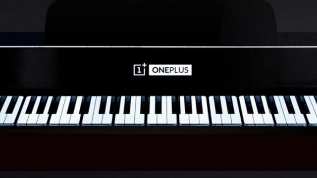 <b>OnePlus invocă spiritul sărbătorilor cu un pian realizat din 17 telefoane; Iată viralul zilei (Video)</b>Mulţi oameni s-ar opri o secundă să asculte un om talentat care cânta la pian în mall sau într-un parc. În acest caz pianistul clasic Karim Kamar a început să cânte lângă Turnul Eiffel, doar că nu folosind un pian ci... 