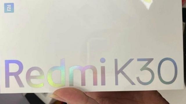 <b>Redmi K30 va avea și o variantă roșie în gradient; O vedem fotografiată alături de cutia produsului</b>Începutul săptămânii viitoare ne va aduce o lansare mult așteptată, cea a smartphone-ului Xiaomi Redmi K30 - terminalul ce inaugurează procesorul octa-core Snapdragon 765G. Am aflat multe detalii despre acest device