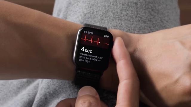 <b>Apple Watch ar putea îmbunătăţi viaţa celor ce suferă de boala Parkinson; Iată cum</b>Apple Watch a fost promovat încă de la început ca dispozitiv medical, nu doar de fitness şi odată cu versiunea de anul trecut s-a poziţionat tot mai mult ca salvator de vieţi. Ştim deja că detectează fibrilaţia atrială 