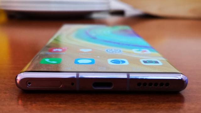 <b>Huawei se apropie tot mai mult de Samsung, le desparte doar 3.6% cotă de piaţă</b>Oficialii Huawei au repetat de multe ori că dacă nu erau lista neagră şi interdicţiile din SUA, în 2019 compania chineză ar fi depăşit Samsung la cotă de piaţă şi număr de telefoane vândute