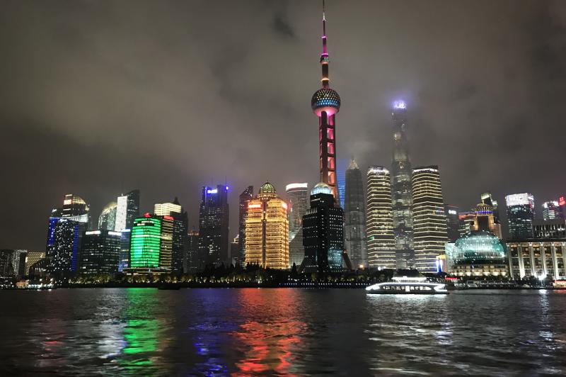 Seara am avut ocazia să mergem cu barca pe râul Huangpu, cel care separă Shanghai-ul în două: city-45.jpg