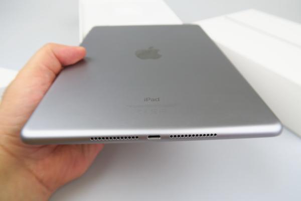 Apple iPad 9.7 (2018): Multimedia generoasă, păcat că nu sunt 4 difuzoare