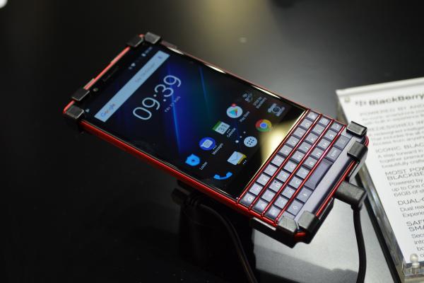 IFA 2018: BlackBerry Key2 LE hands-on review - colorat şi readucând QWERTY-ul în actualitate (Video)