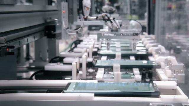 <b>How it's made: Samsung prezintă un tur rapid al fabricii care produce Galaxy Note 9 (Video)</b>După ce am văzut cât de rezistent este phablet-ul Samsung Galaxy Note 9 și cum este asamblat la interior, acum descoperim și cum arată procesul de producție. Acest lucru este posibil printr-un tur rapid realizat de către Samsung într-una dintre