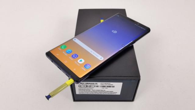 <b>Samsung Galaxy Note 9 este disponibil de azi în magazinele din 56 de ţări, inclusiv România</b>Data de 24 august 2018 marchează startul vânzărilor lui Samsung Galaxy Note 9 la nivel global, un phablet care aduce multe upgrade-uri la pachet fără a oferi un adaos uriaș la nivel de preț. Dintr-o analiză realizată chiar ieri am descoperit 