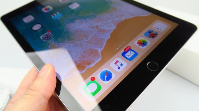 <b>Apple iPad 9.7 (2018): Benchmark-uri care se ridică chiar la înălţimea unui flagship Huawei</b>Apple iPad 9.7 (2018) o fi fost lansat pentru educaţie, copii, studenţi, dar a doua zi după debut Gizmodo şi Engadget jucau deja PUBG Mobile pe el. Era inevitabil... Rulează şi Fortnite ca un campion, fără lag şi fără probleme.