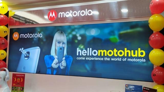 <b>Tot mai multe magazine fizice deschise de Motorola în India; Huawei, Xiaomi și OnePlus au și ei intenția de a încerca respectiv intensifica vânzările offline</b>În ultimele lunii companii precum Motorola au decis să dea o atenție mai specială vânzărilor offline, motiv pentru care numărul de magazine fizice deschise în India a crescut considerabil. Nu doar Moto are planuri mari pentru impulsionarea 